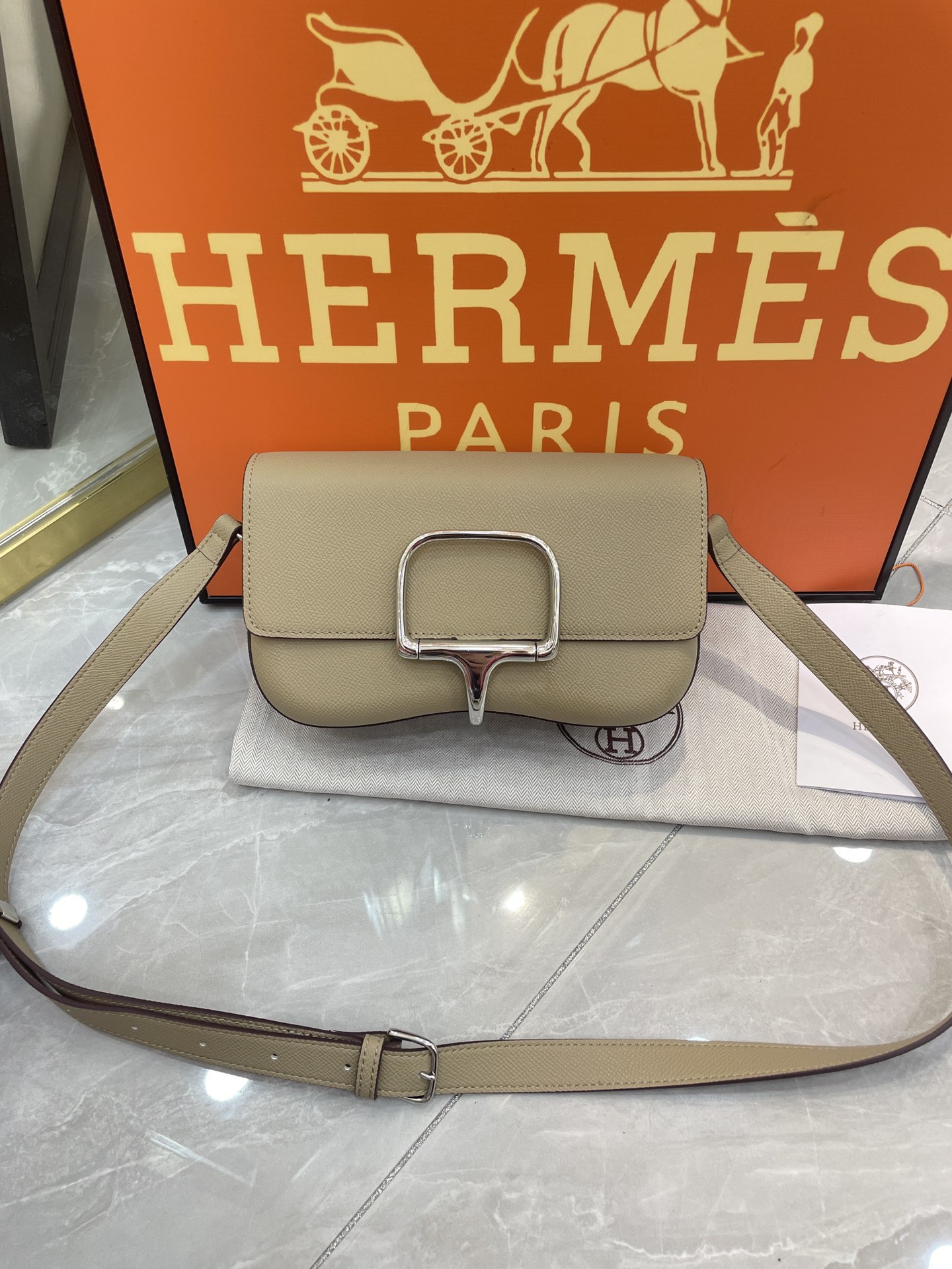 68_Hermes Della_ H084658CP76