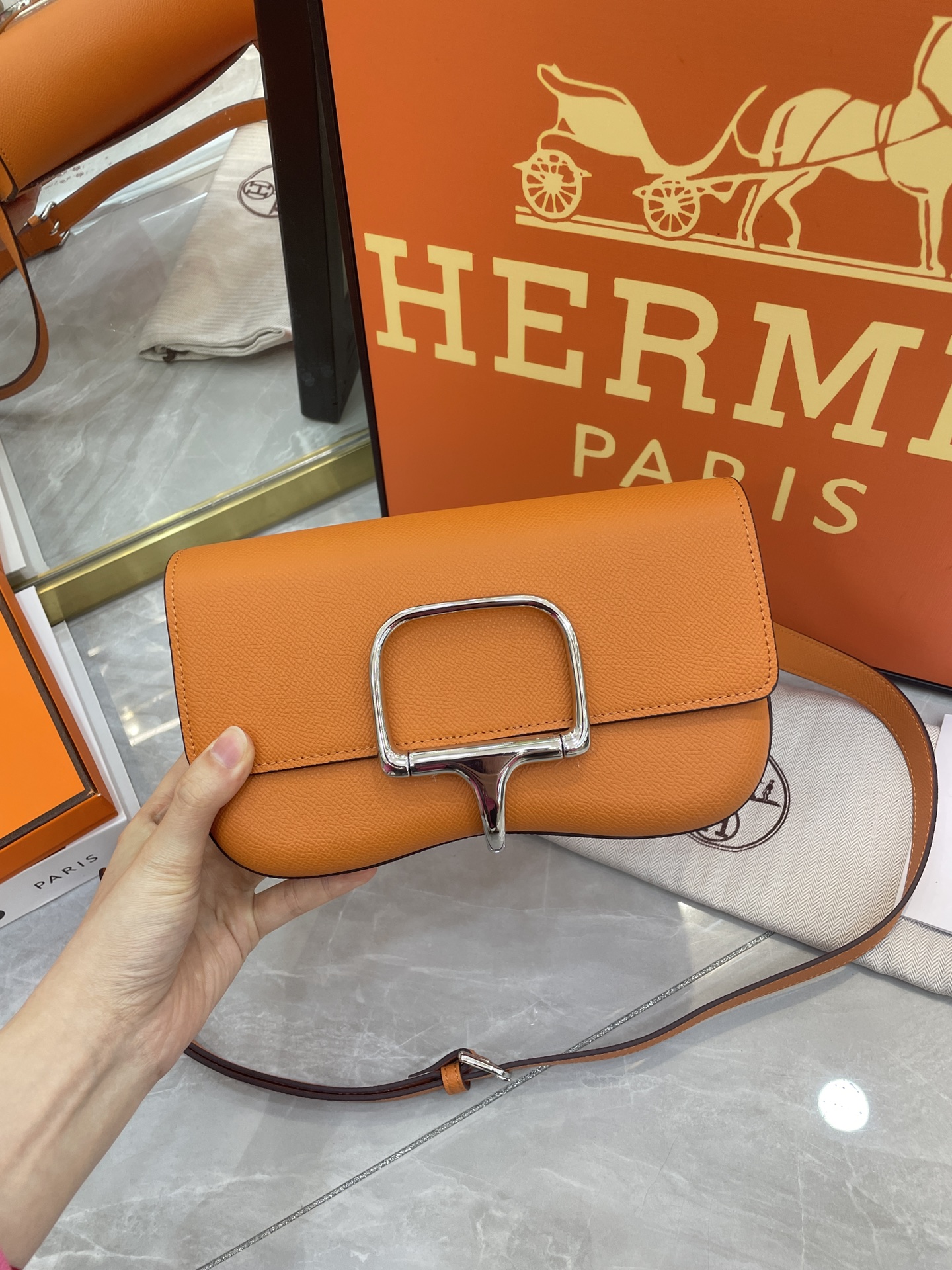 68_Hermes Della_ H084658CP76